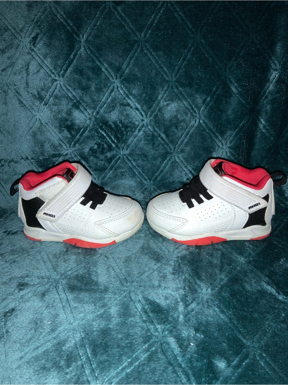 Euc Toddler Boys AND1 Sneakers Size 4 white black red lace and hook and loop
